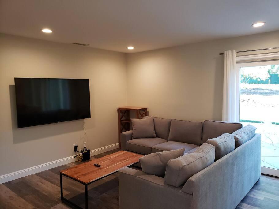 Bouganvilla 4-Bedroom, 2-Baths, Single Family House Thousand Oaks Bagian luar foto